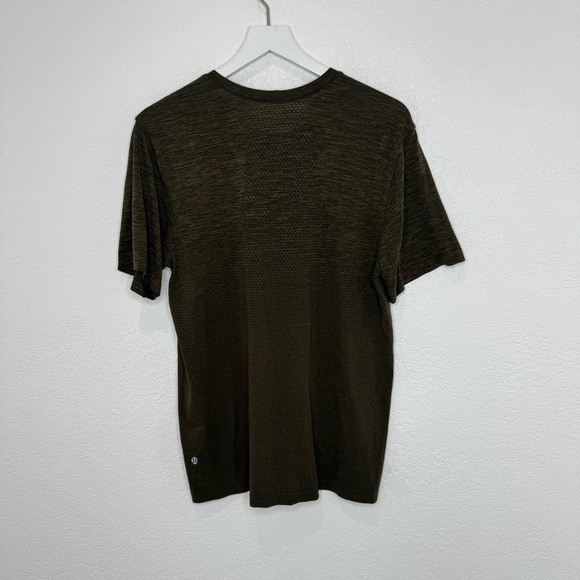 Lululemon Men's Green Athletic Short Sleeve Shirt - Picture 4 of 4